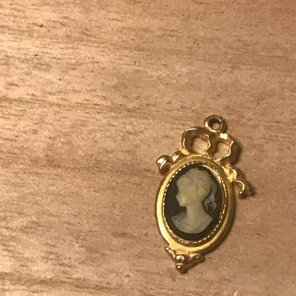Vintage Gold Toned Cameo Pendant